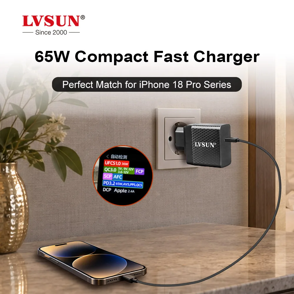 Kompaktes 65-W-Schnellladegerät für die iPhone-18-Pro-Serie: das LVSUN-Ladegerät in der Steckdose lädt ein iPhone, ein Protokolltester zeigt PD 3.2 65 W, AVS, PPS und QC5