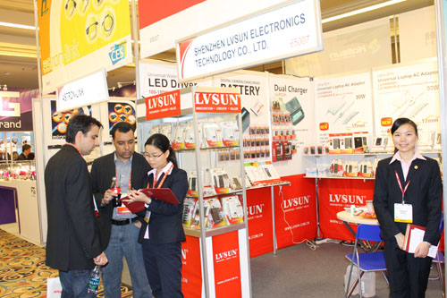 LVSUN Ultra Slim, innovative digitale mobile Stromversorgung, wurde auf der CES-Messe 2012 gezeigt