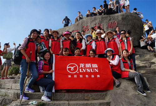 LVSUN organisiert Personal, um den Yangtai-Berg beim traditionellen doppelten neunten Festival zu besteigen Am 23. Oktober 2012 ist die Zeit des traditionellen chinesischen doppelten neunten Festivals, auch Chong Yang Festival genannt. Es ist eine gute Ze