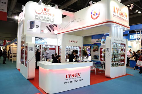 LVSUN, die ultradünnsten Universaladapter mit höchster Effizienz, wurden auf der Frühjahrsmesse HK 2013 gezeigt