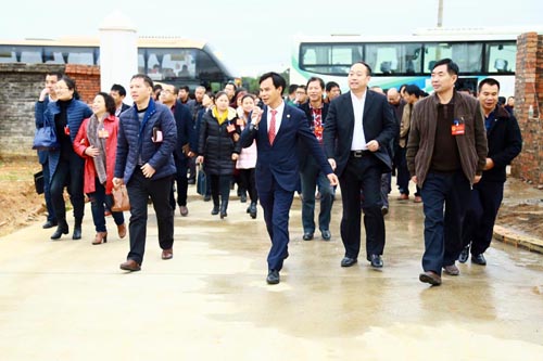 Während des NPC und der CPPCC des Landkreises Dao besuchen Mitglieder und Vertreter gemeinsam den LVSUN-Innovations- und Technologiepark